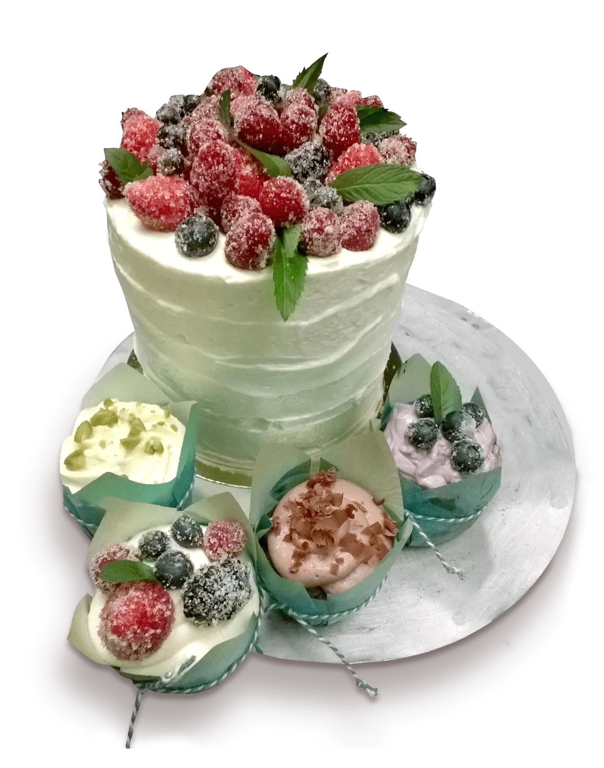 Naked Cake mit Früchten und kleine passende Muffins mit Frosting und Früchten.